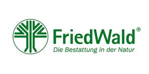 Logo von FriedWald mit stilisiertem Baum und dem Slogan „Die Bestattung in der Natur“ in grüner Schrift.